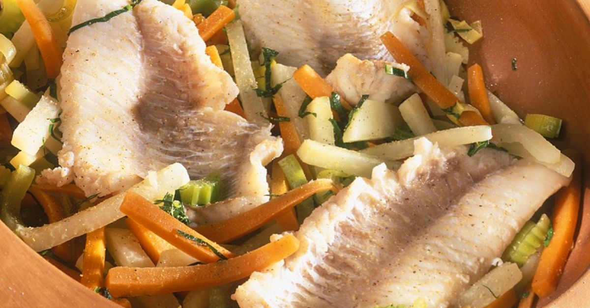 Seehecht mit Gemüse Rezept | EAT SMARTER