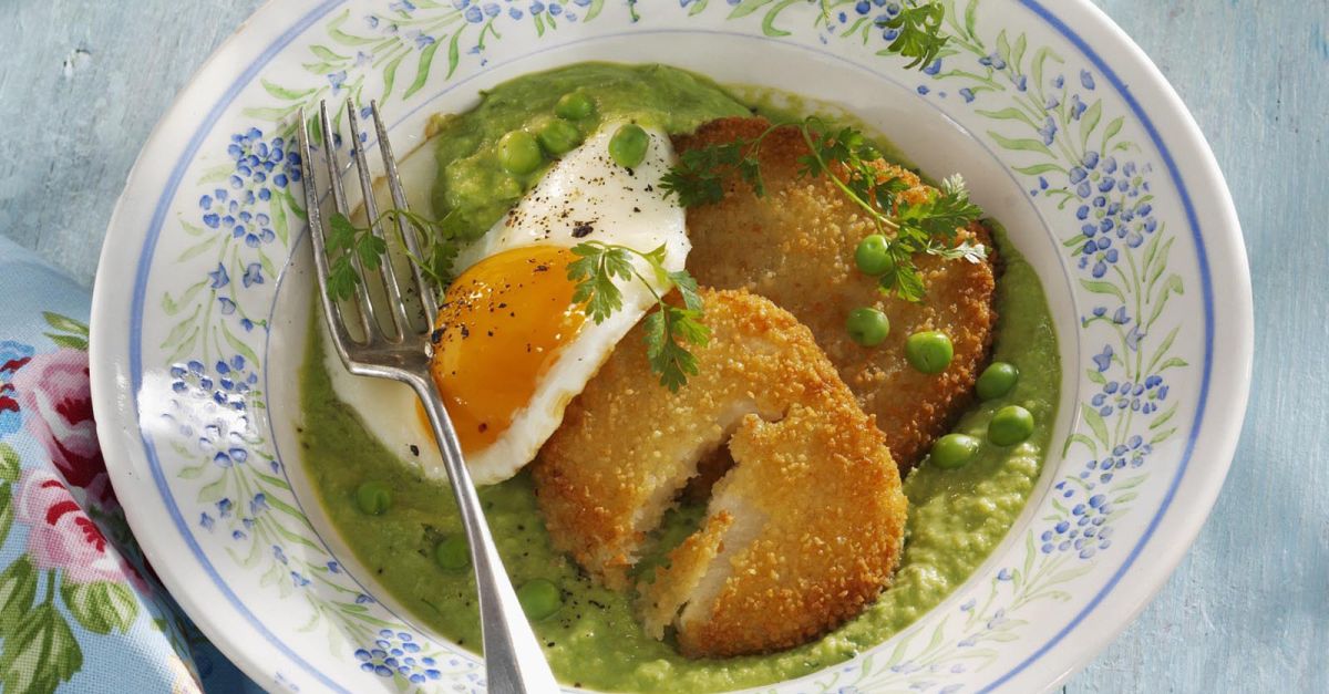Sellerieschnitzel Mit Gebratenem Ei Auf Erbsenpuree Rezept Eat Smarter 