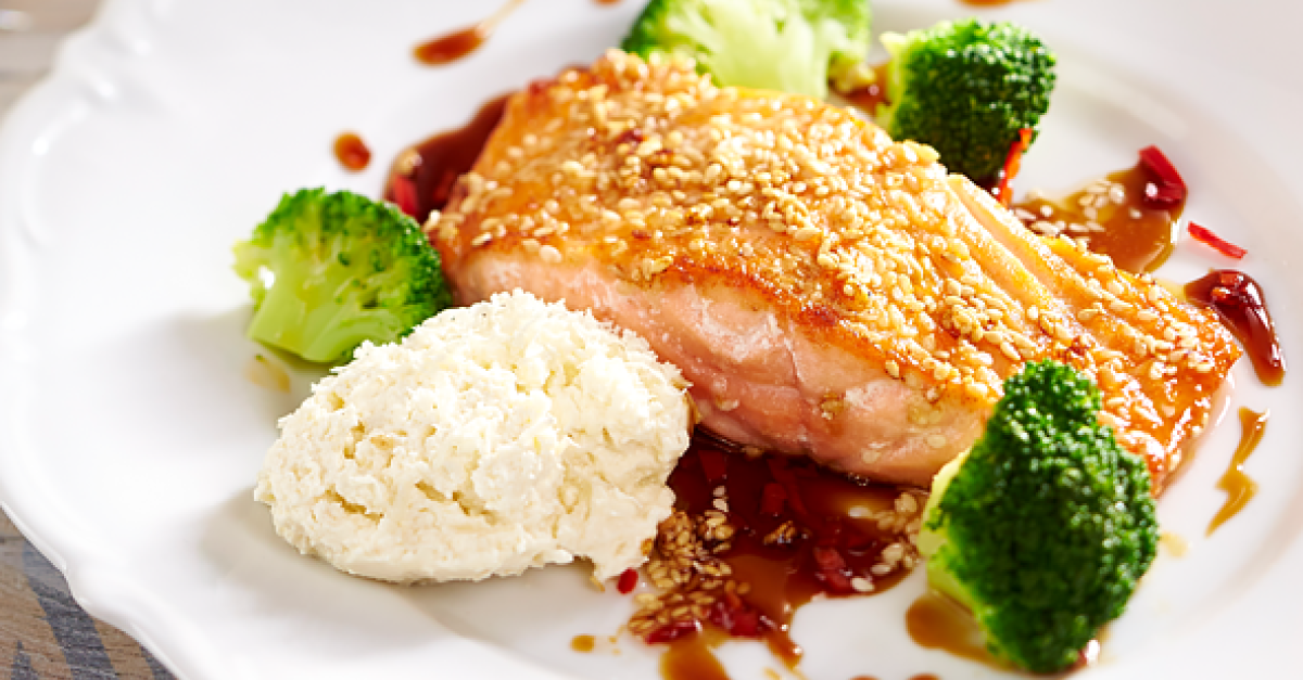 Sesam-Lachs mit Brokkoli und Meerrettich-Creme Rezept | EAT SMARTER