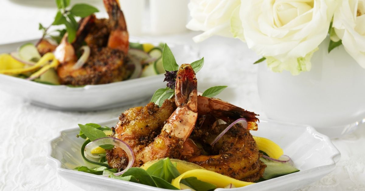 Shrimps in Safran-Kokos-Marinade mit Mangosalat Rezept | EAT SMARTER