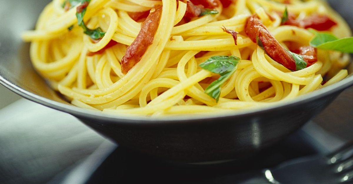 Spaghetti mit Knoblauch und Tomaten Rezept | EAT SMARTER