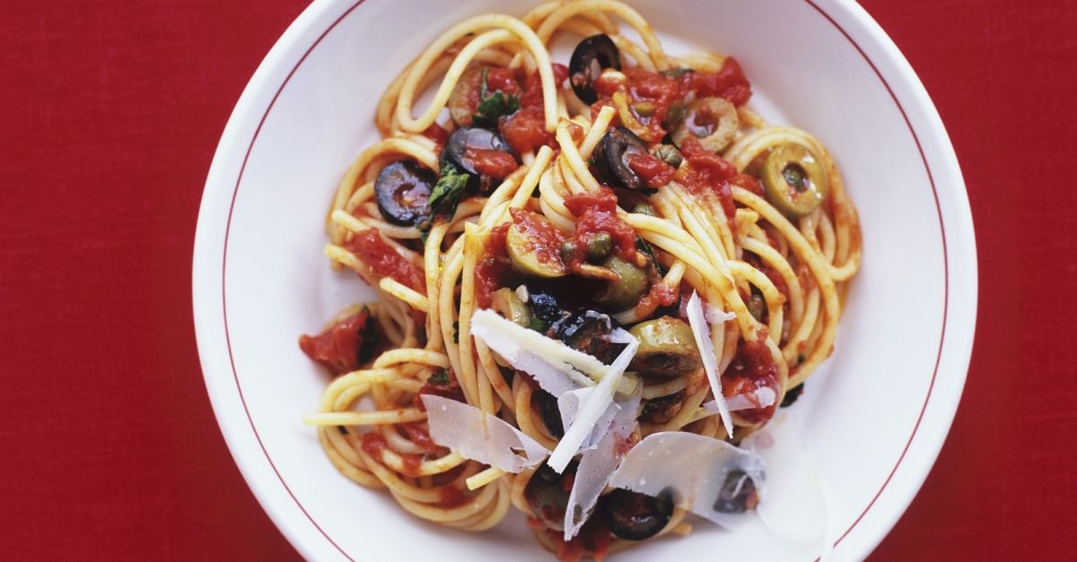 Spaghetti mit Oliven, Tomaten und Sardellen Rezept | EAT SMARTER