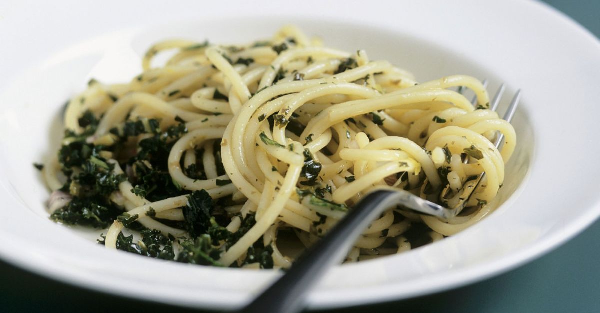 Spaghetti mit pikanter Grünkohl-Soße Rezept | EAT SMARTER