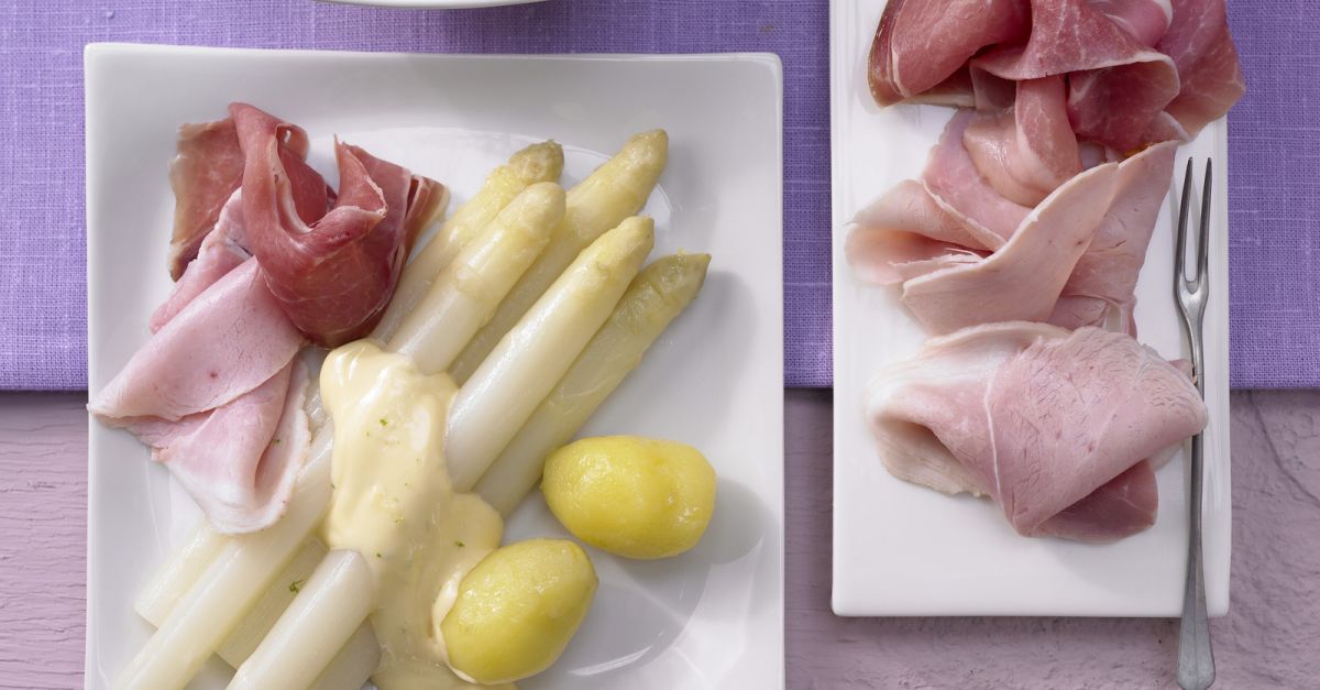 Spargel mit Limetten-Hollandaise und Schinkenplatte Rezept | EAT SMARTER