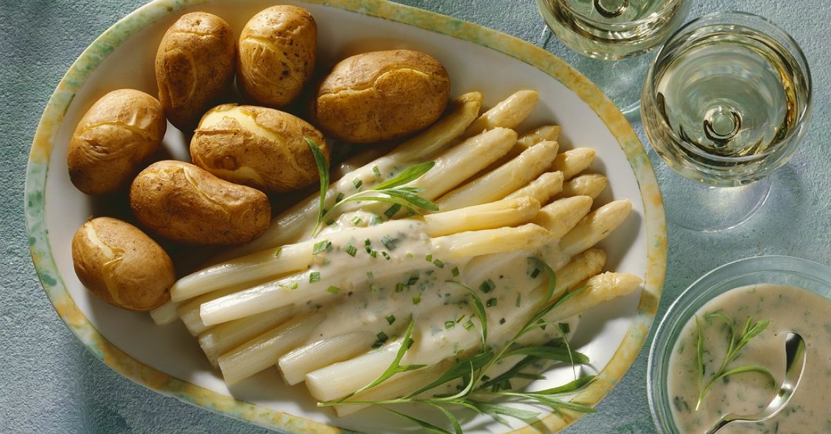 Spargel mit Buttersauce und Kartoffeln Rezept | EAT SMARTER