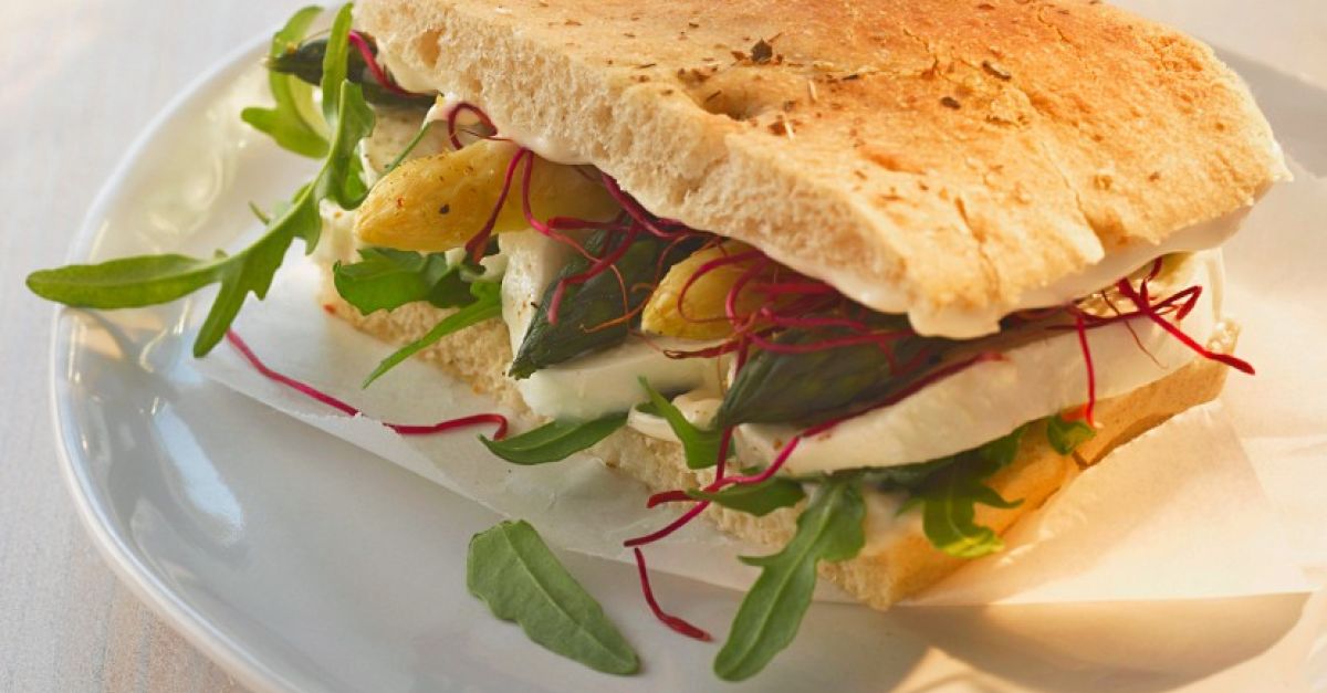 Spargel-Sandwich mit Mozzarella Rezept | EAT SMARTER