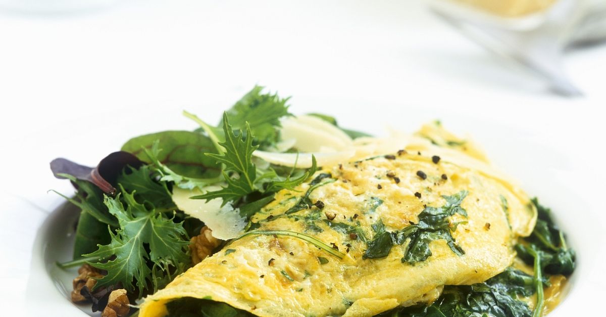 Spinat-Omelett mit grünem Salat und Parmesan Rezept | EAT SMARTER