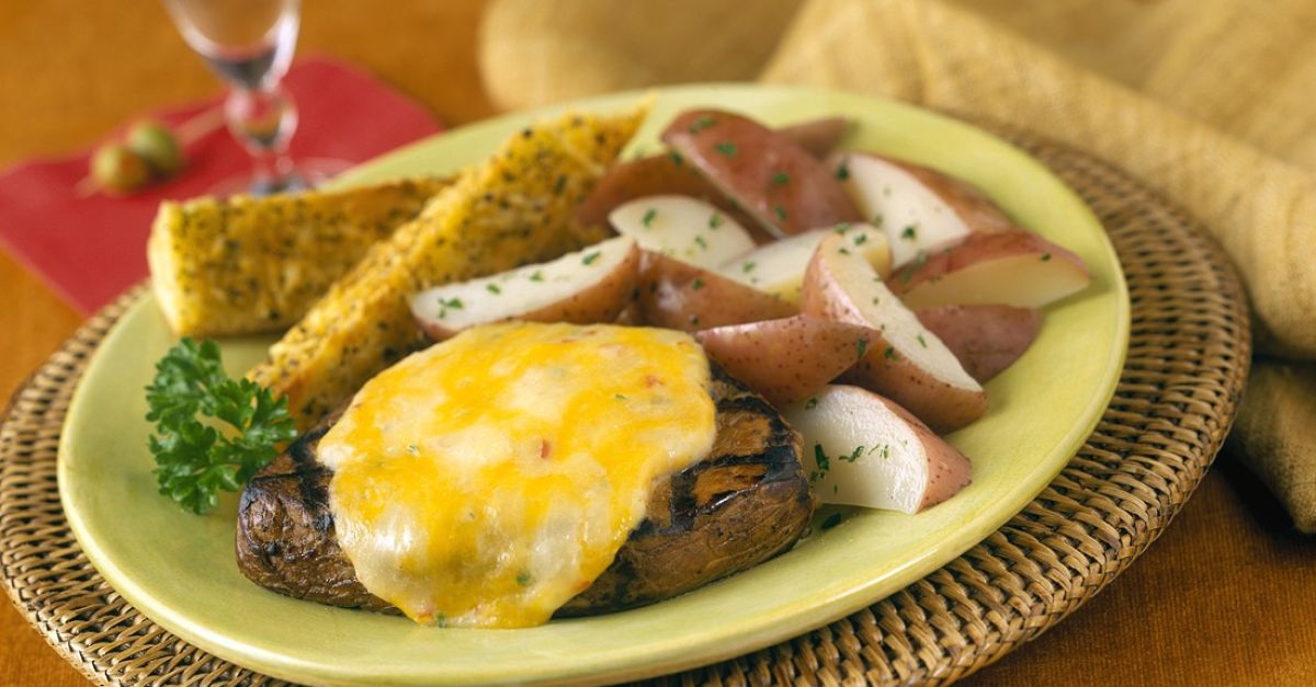 Steak mit Käse und Kartoffeln Rezept | EAT SMARTER