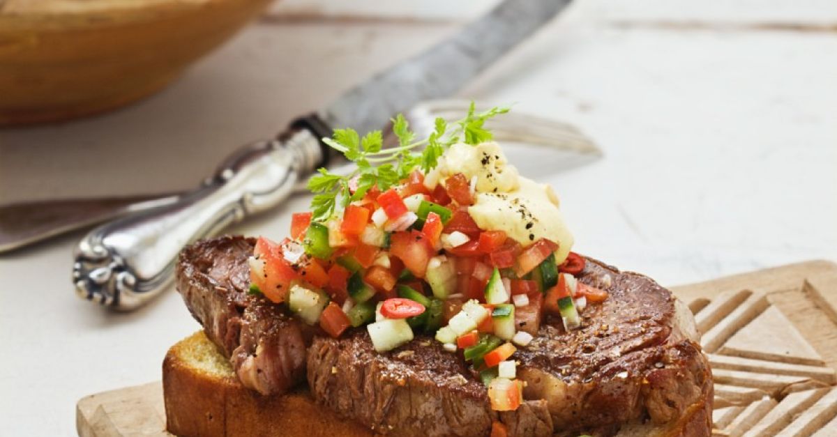 Steak mit Salsa auf Röstbrot