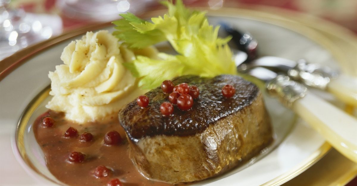 Steak vom Hirsch mit Preiselbeersoße und Selleriebrei Rezept | EAT SMARTER