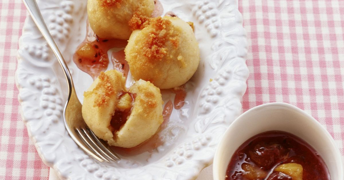 Süße Knödel mit Mirabellen-Beeren-Marmelade Rezept | EAT SMARTER