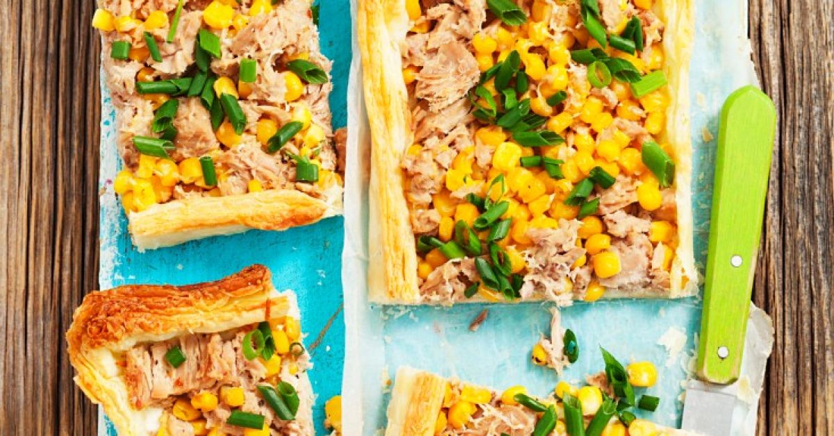 Tarte mit Blätterteig, Thunfisch und Maiskörnern Rezept | EAT SMARTER