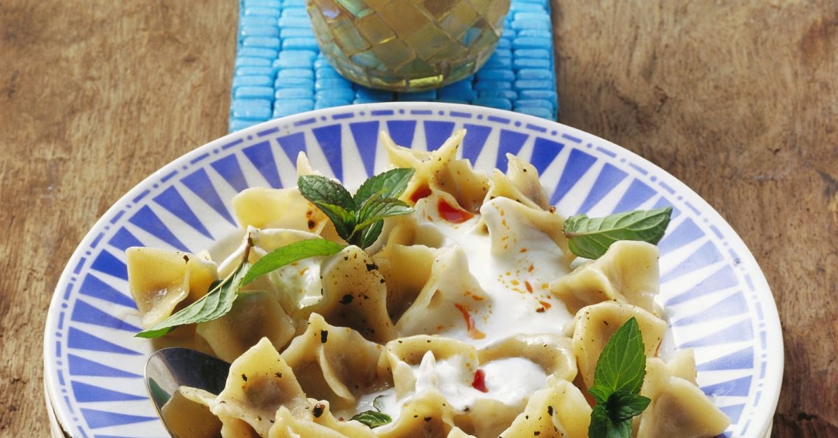 Teigtaschen mit Joghurtsoße auf türkische Art Rezept | EAT SMARTER