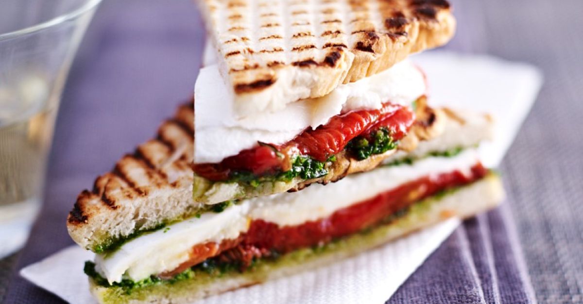 Tomaten-Mozzarella-Sandwiches Rezept | EAT SMARTER Tomaten-Mozzarella-Sandwiches Rezept | EAT SMARTER