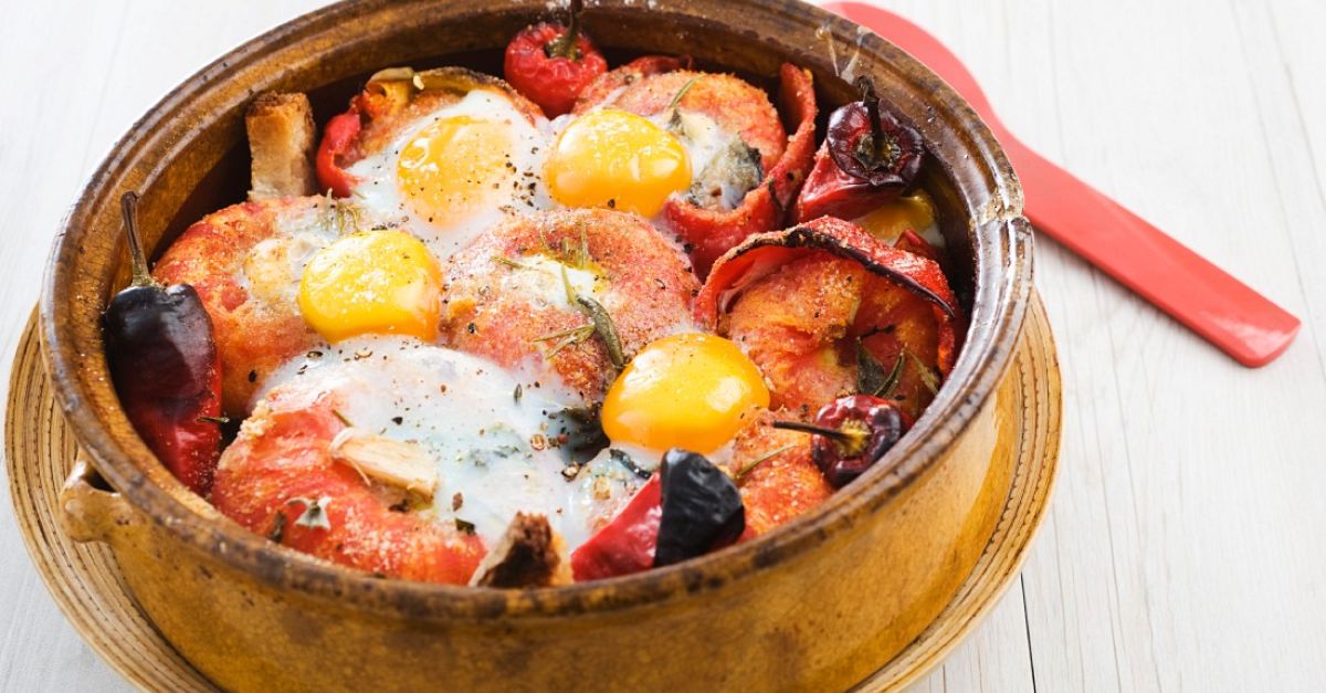 Tomaten-Paprika-Gratin mit Spiegelei Rezept | EAT SMARTER