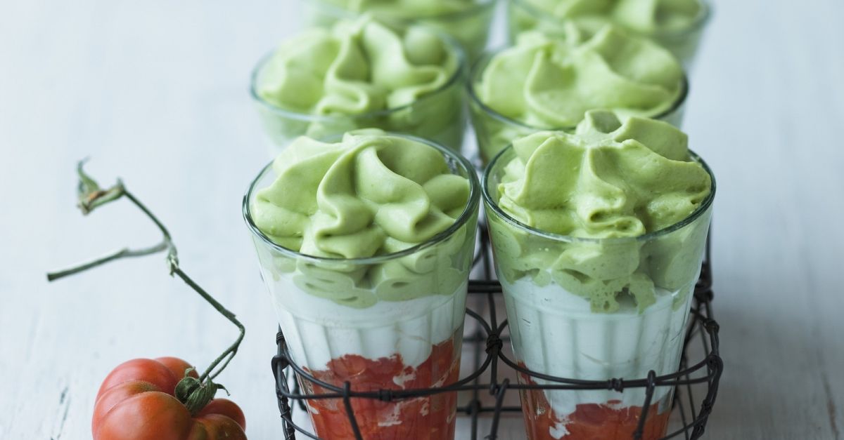 Tomatencocktail mit spanischem Erbsenschaum Rezept | EAT SMARTER Tomatencocktail mit spanischem Erbsenschaum Rezept | EAT SMARTER