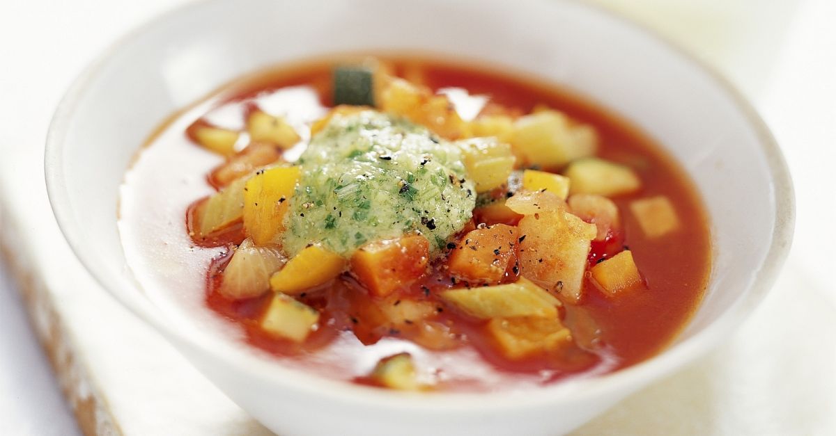 Tomatensuppe auf provenzalische Art mit Lauchzwiebelpesto Rezept | EAT ...
