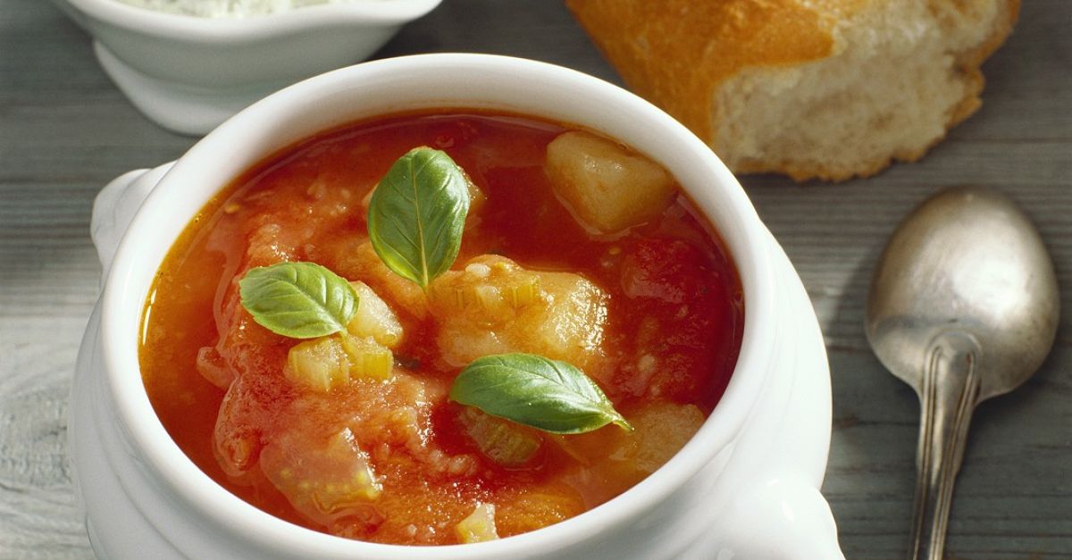 Tomatensuppe mit Quark Rezept | EAT SMARTER