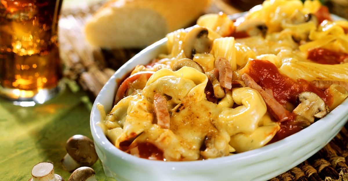 Tortellini-Schinken-Gratin mit Pilzen Rezept | EAT SMARTER
