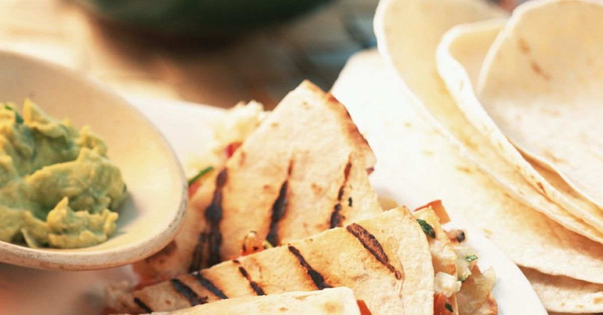 Tortillas vom Grill mit Käse und Tomaten Rezept EAT SMARTER