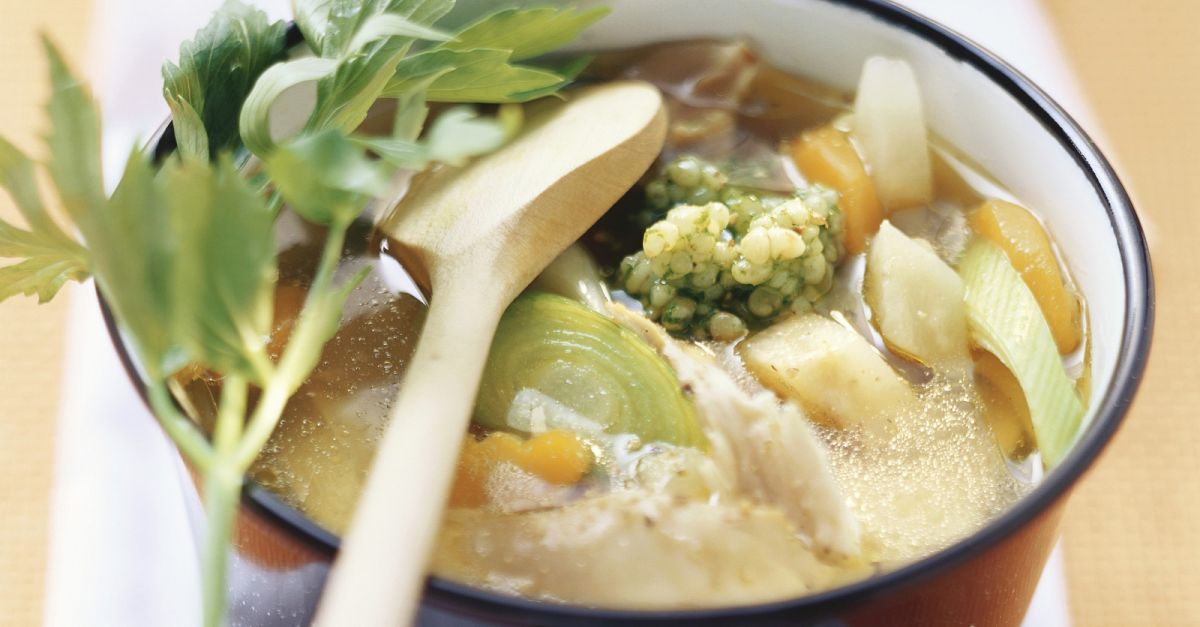 Traditionelle Hühnerbrühe mit Graupen Rezept | EAT SMARTER