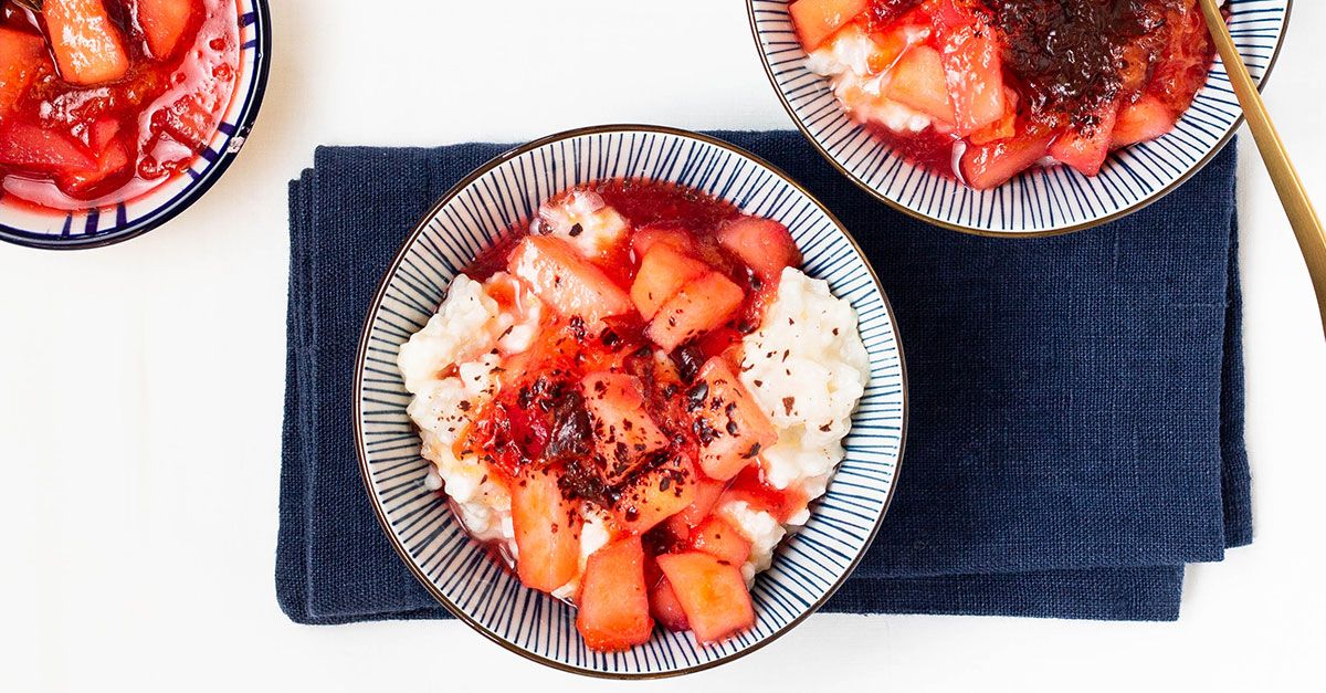 Vanille-Milchreis mit Pflaumen-Apfel-Grütze Rezept | EAT SMARTER
