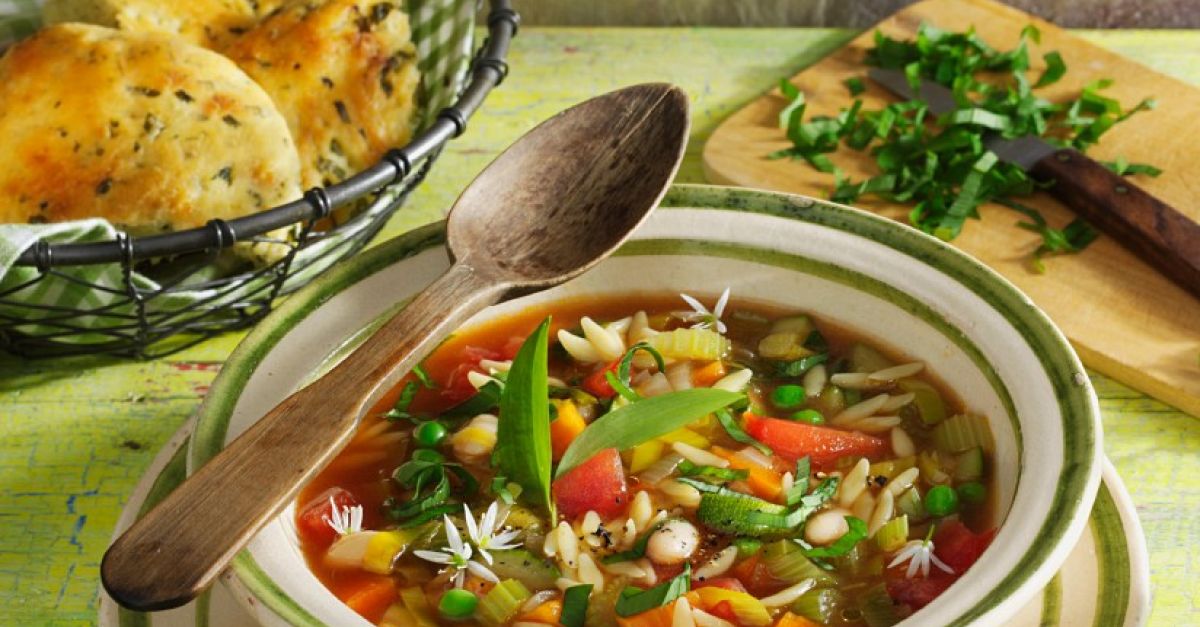 Vegane Minestrone mit Orzo-Nudeln Rezept | EAT SMARTER