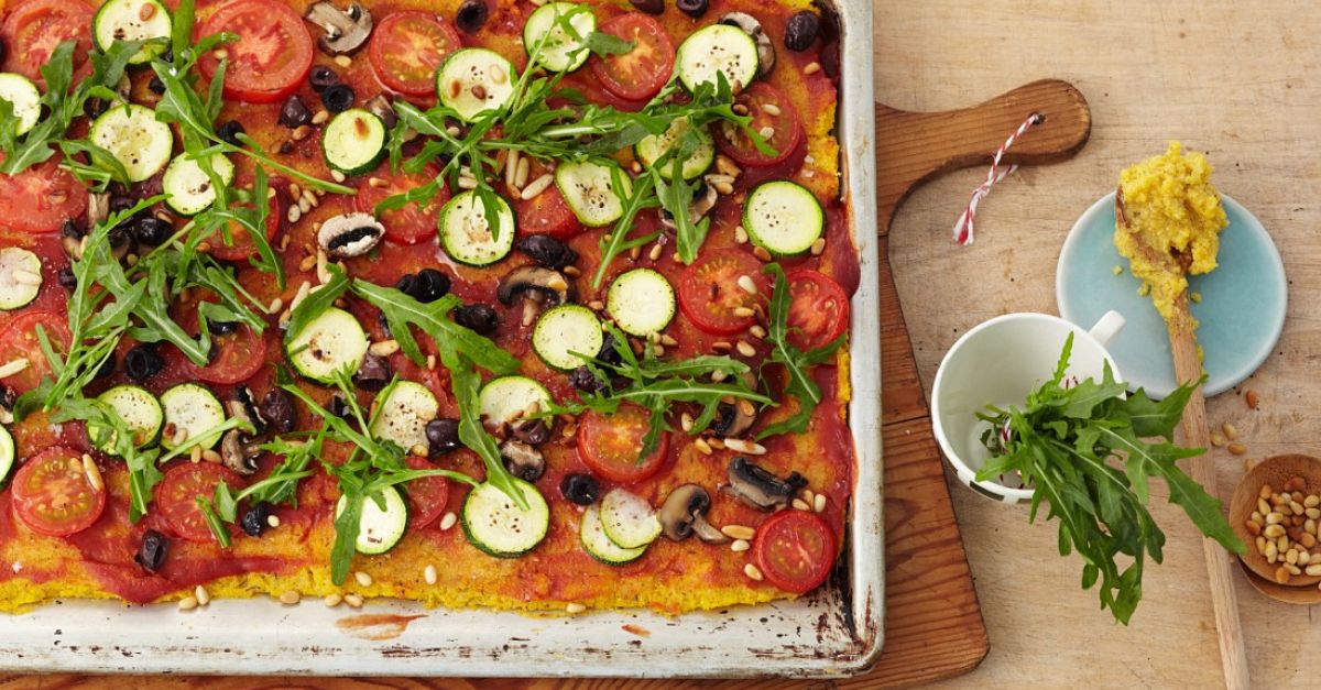 Vegane Polentapizza mit Zucchini, Pilzen, Oliven und Rucola Rezept ...