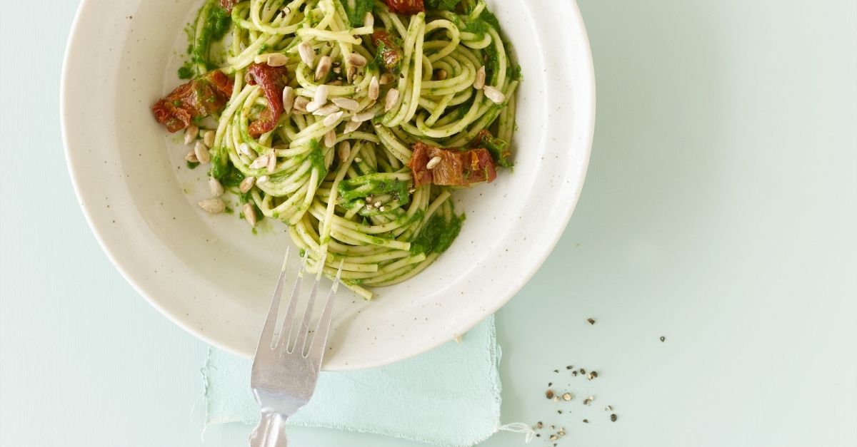 VollkornPasta mit Spinatsauce Rezept EAT SMARTER