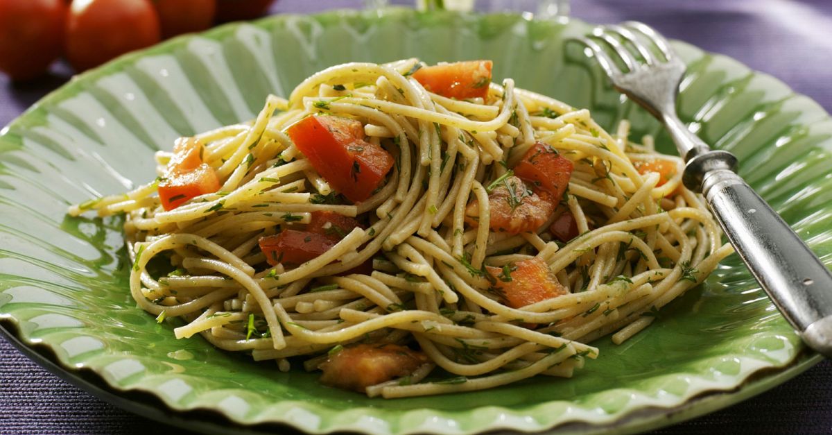 Vollkornnudeln mit Dill, Tomaten und Knoblauch Rezept | EAT SMARTER