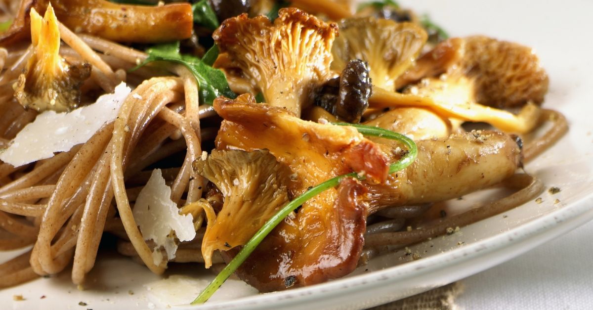 Vollkornnudeln mit Pilzen und Parmesan Rezept | EAT SMARTER