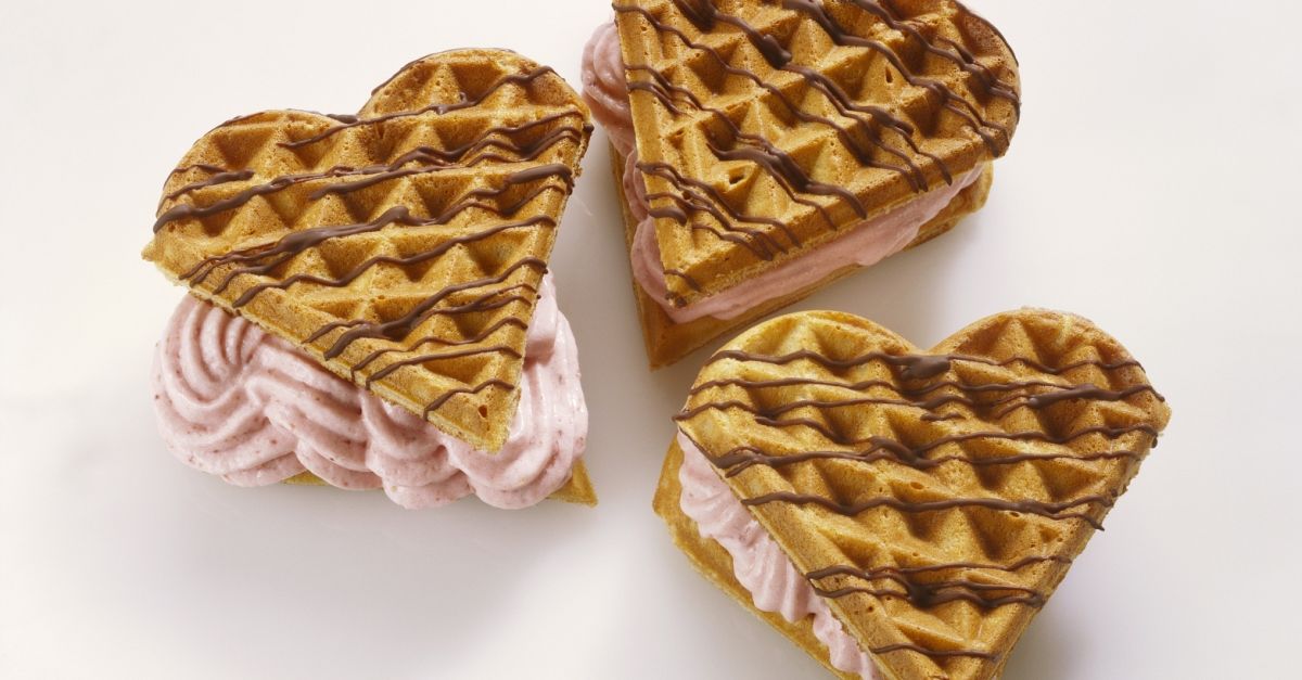 Vollkornwaffeln mit Erdbeer-Sahne-Füllung Rezept | EAT SMARTER