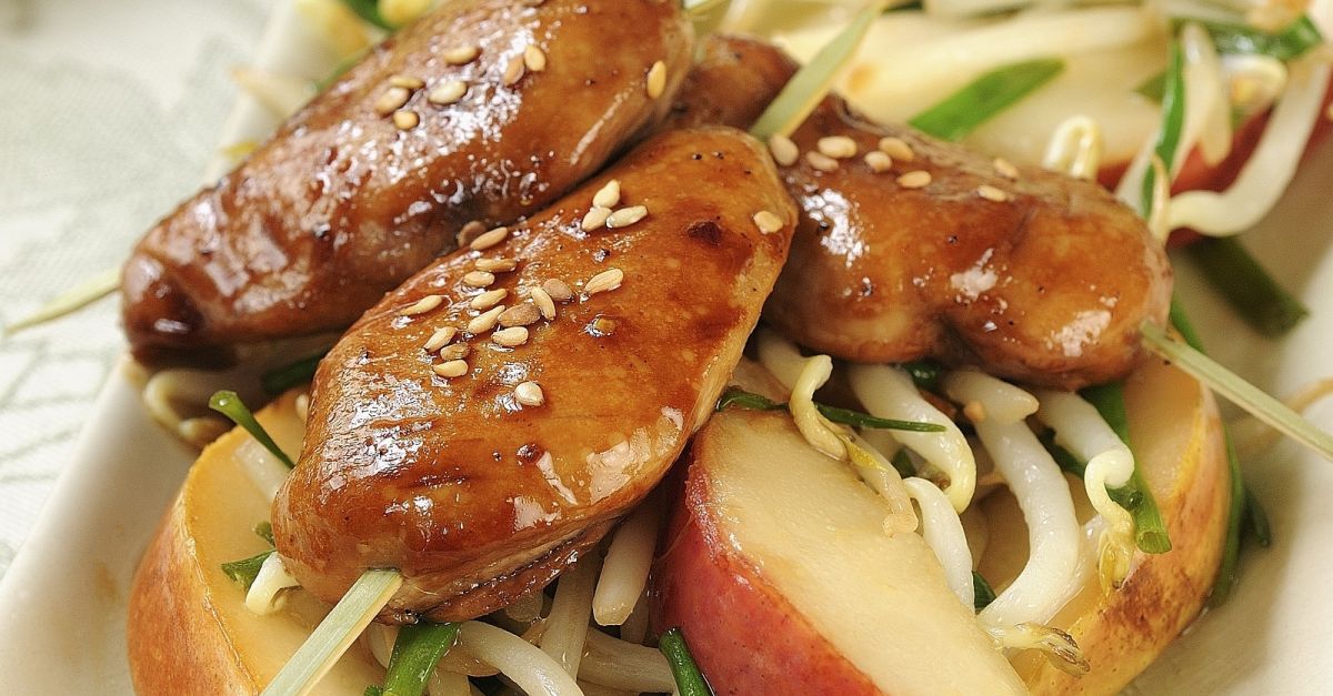 Wachtelbrust mit Sesam dazu Birnen und Sojakeime Rezept | EAT SMARTER