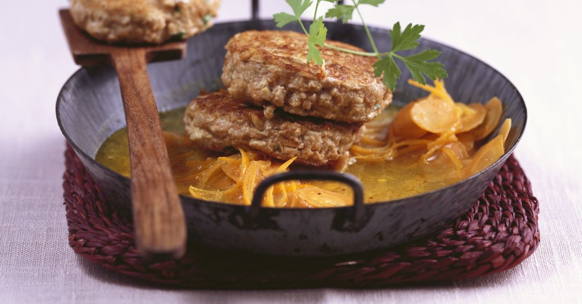 Walnuss-Tofu-Bratlinge mit Karottengemüse Rezept | EAT SMARTER