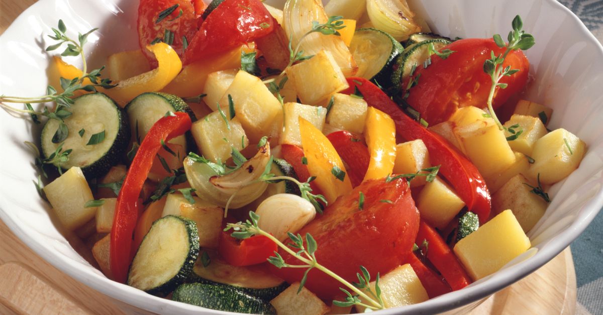 Warmer Kartoffel-Gemüse-Salat Rezept | EAT SMARTER