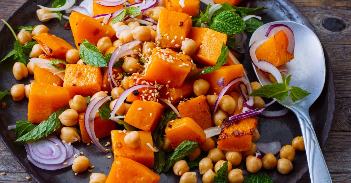 Kürbis-Kichererbsen-Salat mit Speck und würziger Soße