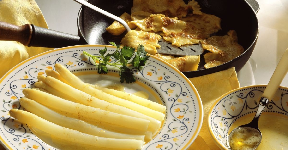 Weißer Spargel mit Buttersoße und Pfannkuchen Rezept | EAT SMARTER