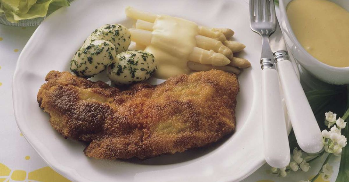 Wiener Schnitzel mit Kartoffeln und Spargel Rezept | EAT SMARTER