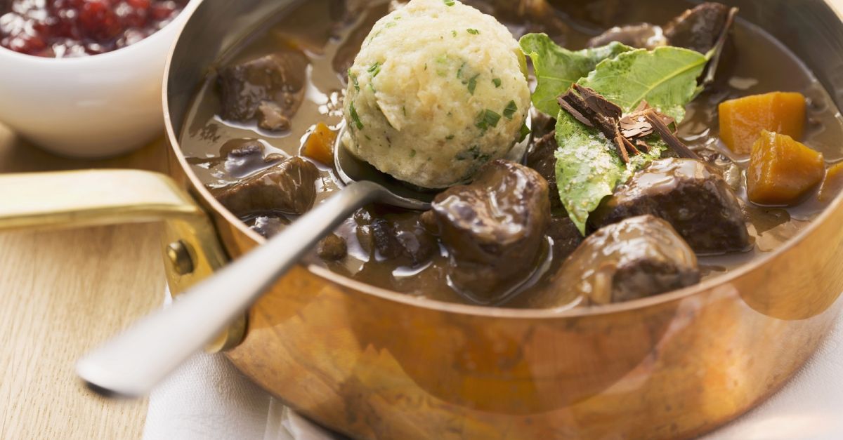 Wildgulasch mit Semmelklößen Rezept | EAT SMARTER