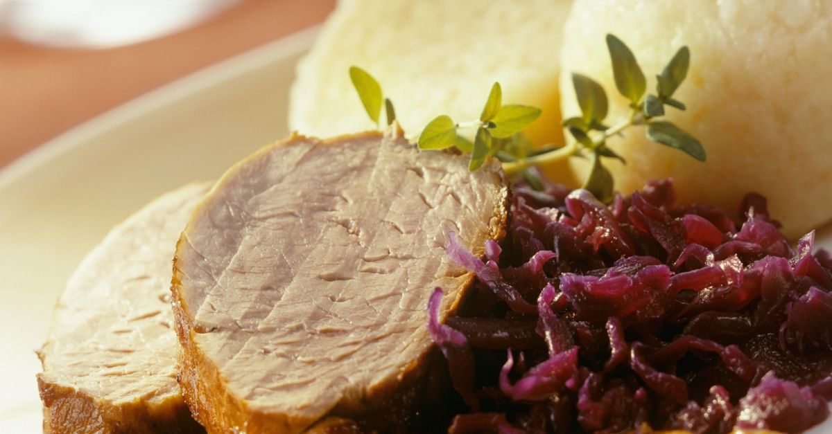 Wildschweinrücken mit Blaukraut und Knödeln Rezept | EAT SMARTER