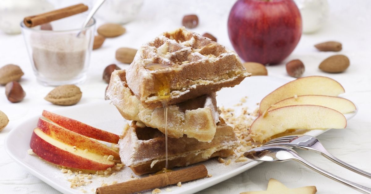 Winterliche Waffeln mit Zimt und Apfel Rezept | EAT SMARTER