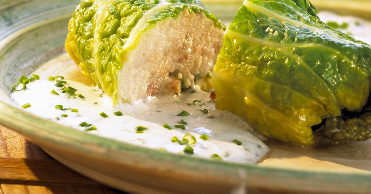 Wirsing-Roulade mit Rotbarsch Rezept | EAT SMARTER