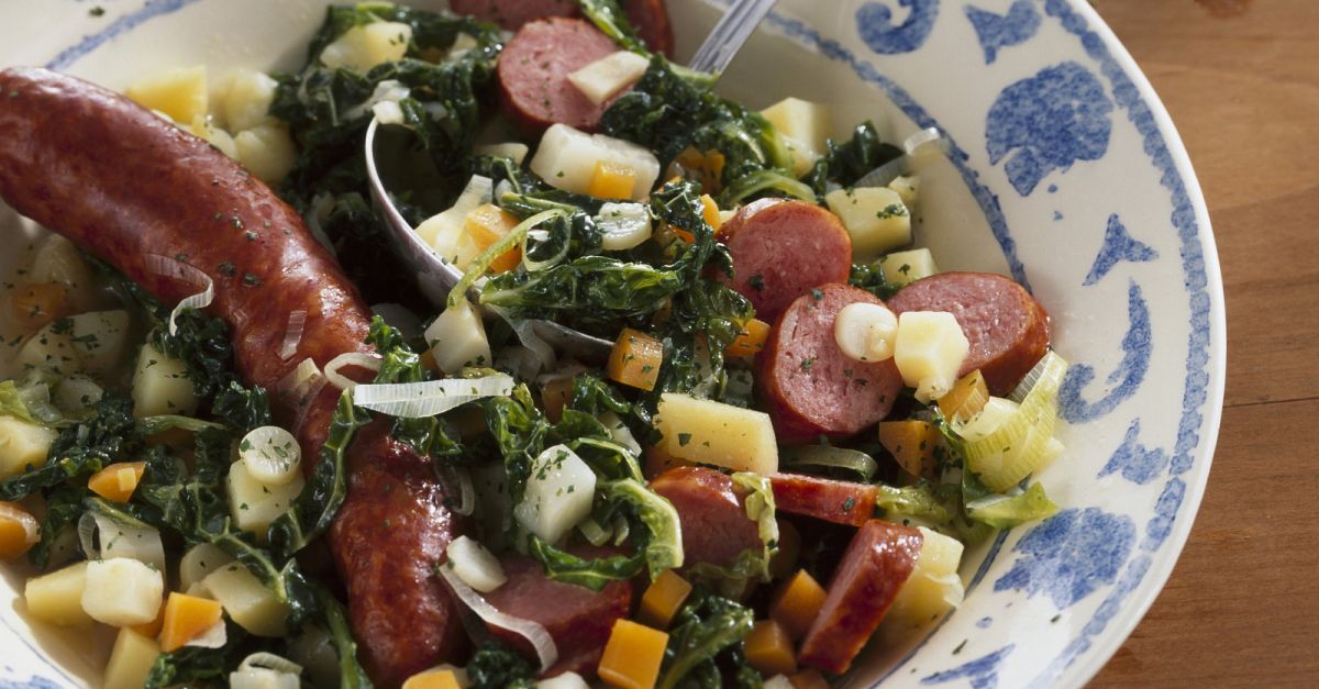 Wirsingtopf mit Mettwürsten Rezept | EAT SMARTER Wirsingtopf mit Mettwürsten Rezept | EAT SMARTER