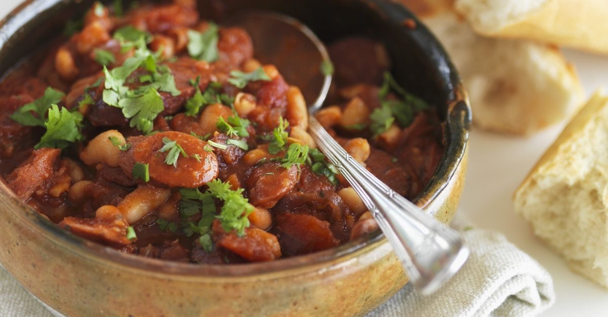 Würstchen-Tomaten-Topf mit Bohnen Rezept | EAT SMARTER