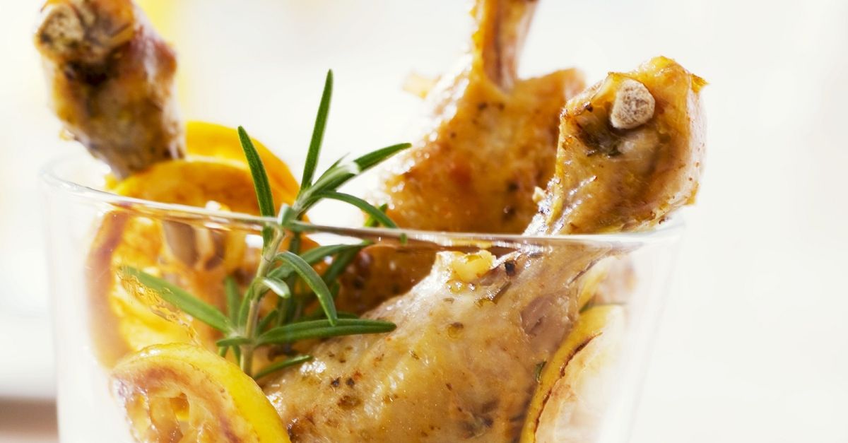 Würzige Hähnchenkeulen mit Zitrone und Rosmarin Rezept | EAT SMARTER