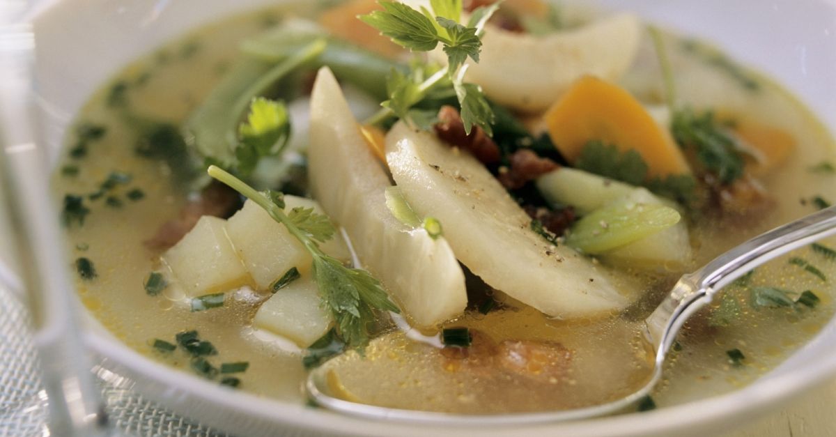 Wurstsuppe mit Gemüse (Metzelsuppe) Rezept | EAT SMARTER