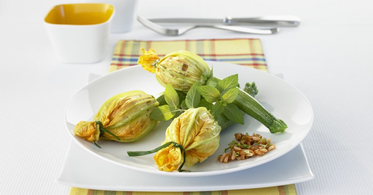 Zucchiniblüten mit Reis gefüllt Rezept | EAT SMARTER