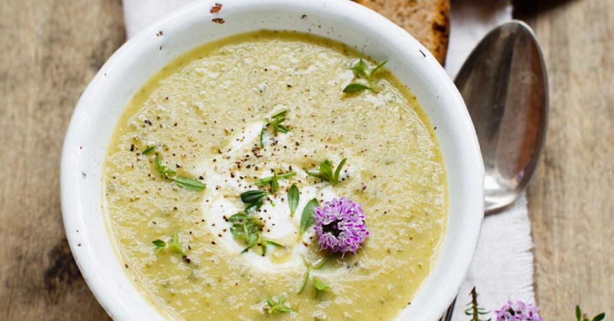Zucchinicremesuppe mit Thymian Rezept | EAT SMARTER