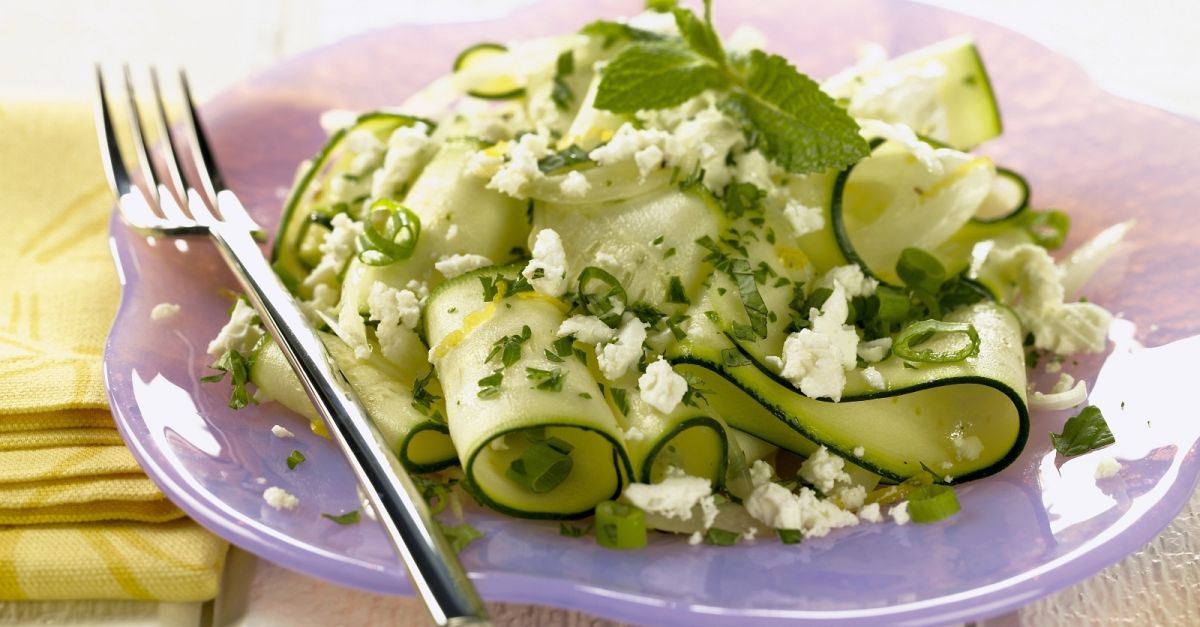 Zucchinisalat mit Schafskäse Rezept | EAT SMARTER