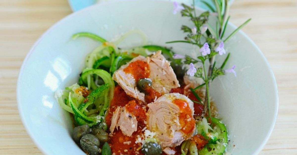 Zucchinistreifen mit Thunfisch Rezept | EAT SMARTER